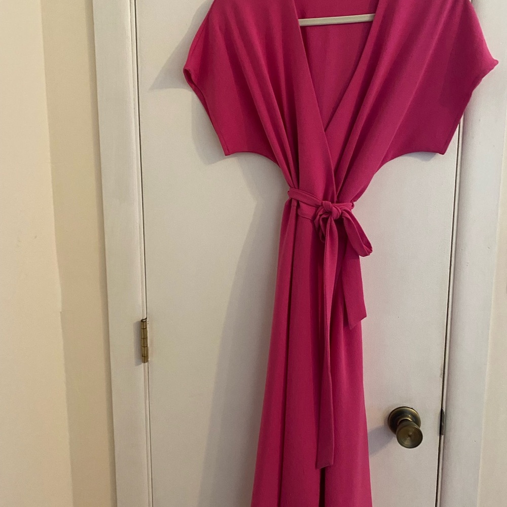 FELICITY & COCO: Vibrant pink wrap-around dress with short Sleeves
